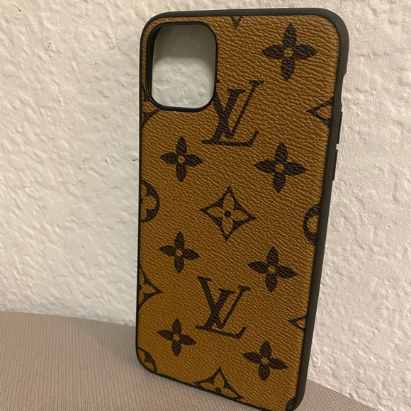 iPhone 11 Pro Max with giant monogram look phone case - Picture 7 of 7